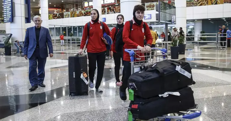 ইরানের নারী ফুটবল দলের সদস্যরা কুয়ালালামপুর আন্তর্জাতিক বিমানবন্দরে পৌঁছেছেন